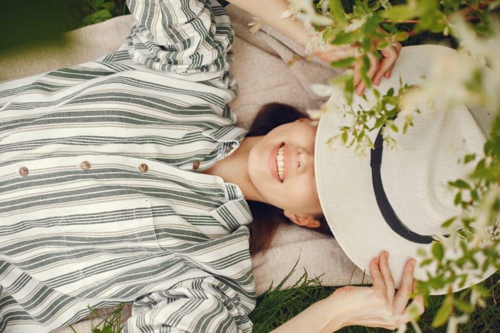 Działka nad jeziorem to więcej niż tylko inwestycja finansowa; to inwestycja w jakość życia i zdrowie psychiczne posiadaczy oraz ich rodzin