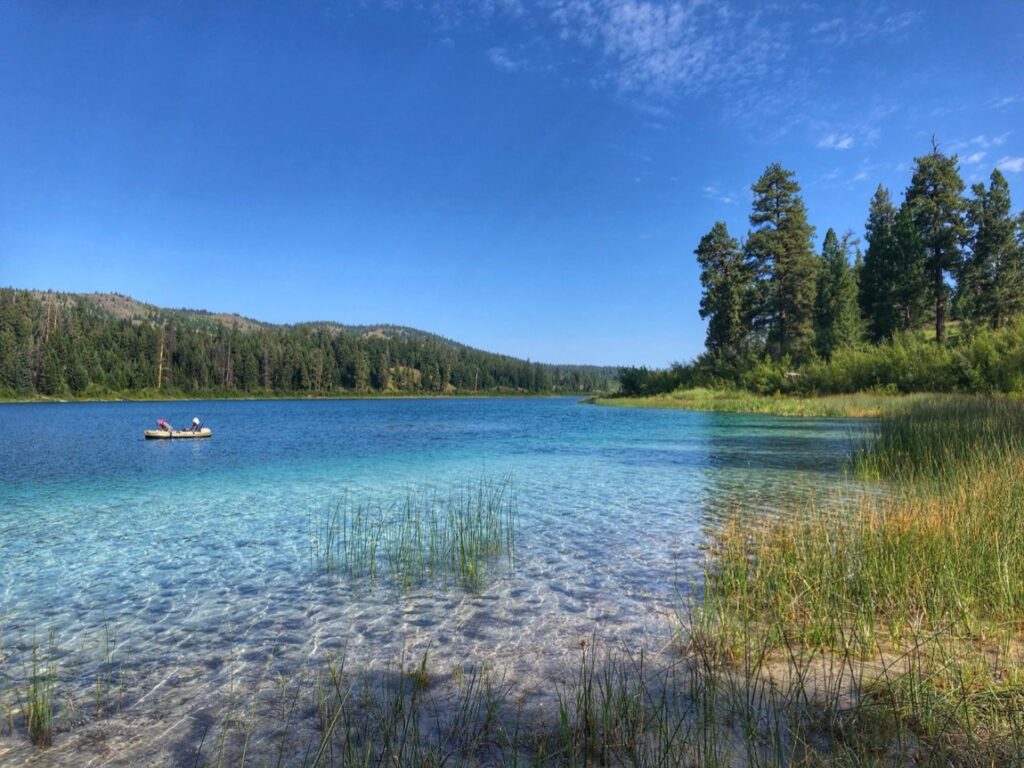 Wybierając teren nad wodą, należy przede wszystkim zwrócić uwagę na jego lokalizację oraz potencjalne przeznaczenie