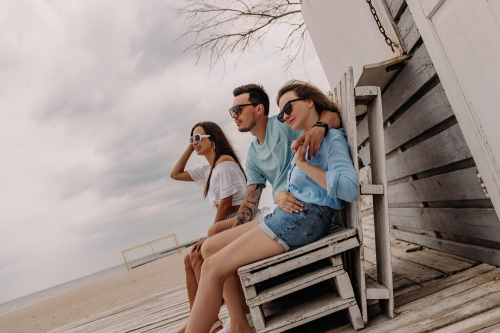 Posiadanie działki nad jeziorem oferuje szereg zalet zarówno dla poszukujących luksusu, jak i dla tych, którzy myślą o niej jako o źródle dochodu.