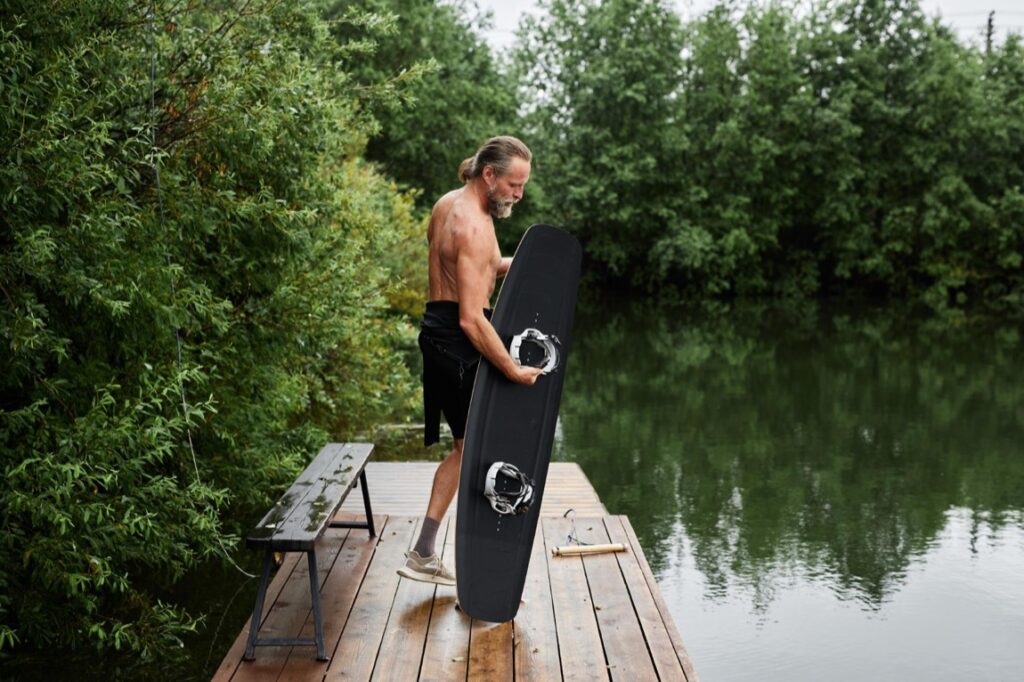 Posiadanie działki z linią brzegową oferuje unikalną możliwość połączenia życia blisko natury z dobrze przemyślaną inwestycją kapitałową